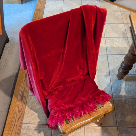 Luxurious Red Throw Blanket - Picture 6 of 8